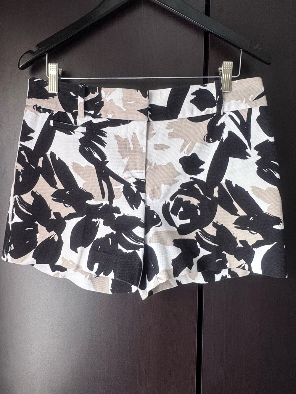 LOFT Abstract Floral Print Riviera Shorts Black White Tan Size 2 EUC